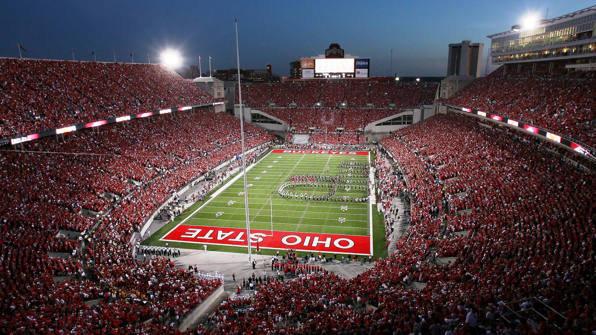 球场大事件：引发热议的重大裁判判罚，球场惨案